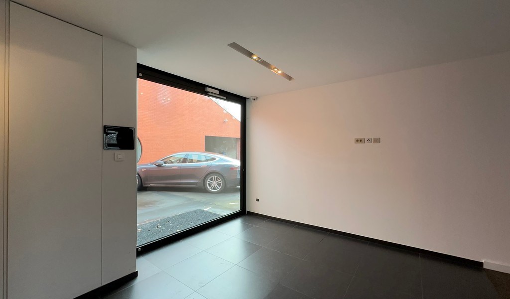 Handelspand met garage te koop in Merelbeke-Melle