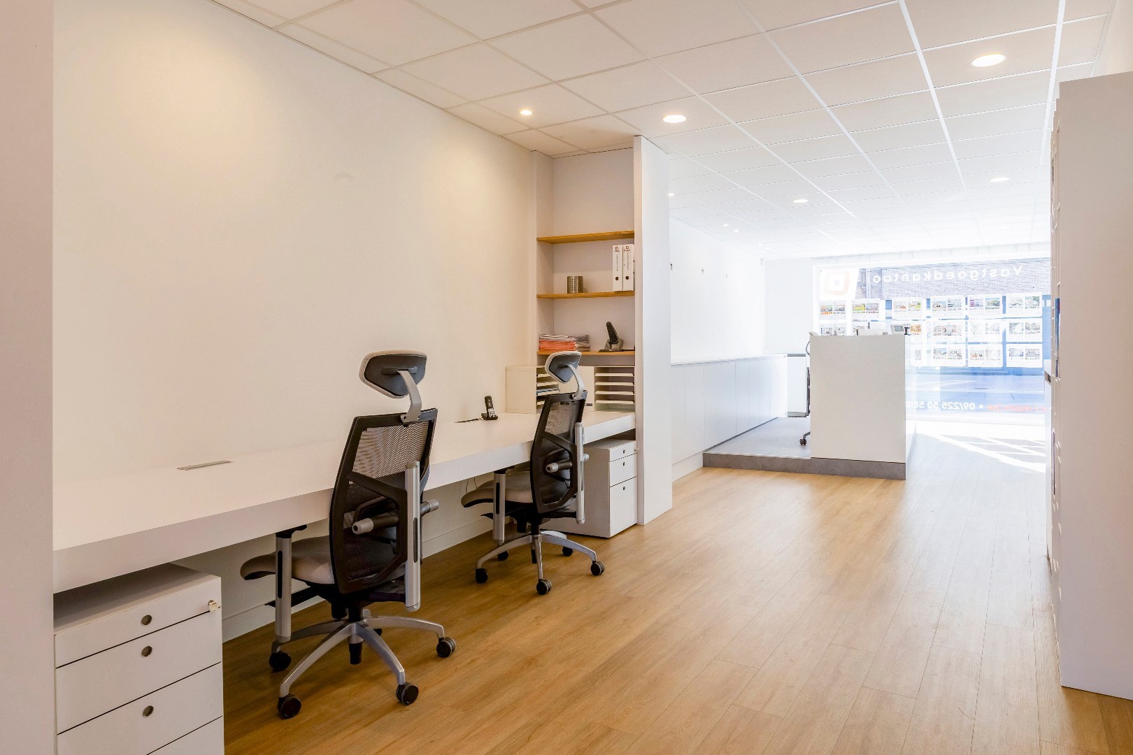 Modern en lichtrijk kantoor; praktijk- of winkelruimte op commercieel gunstige locatie 