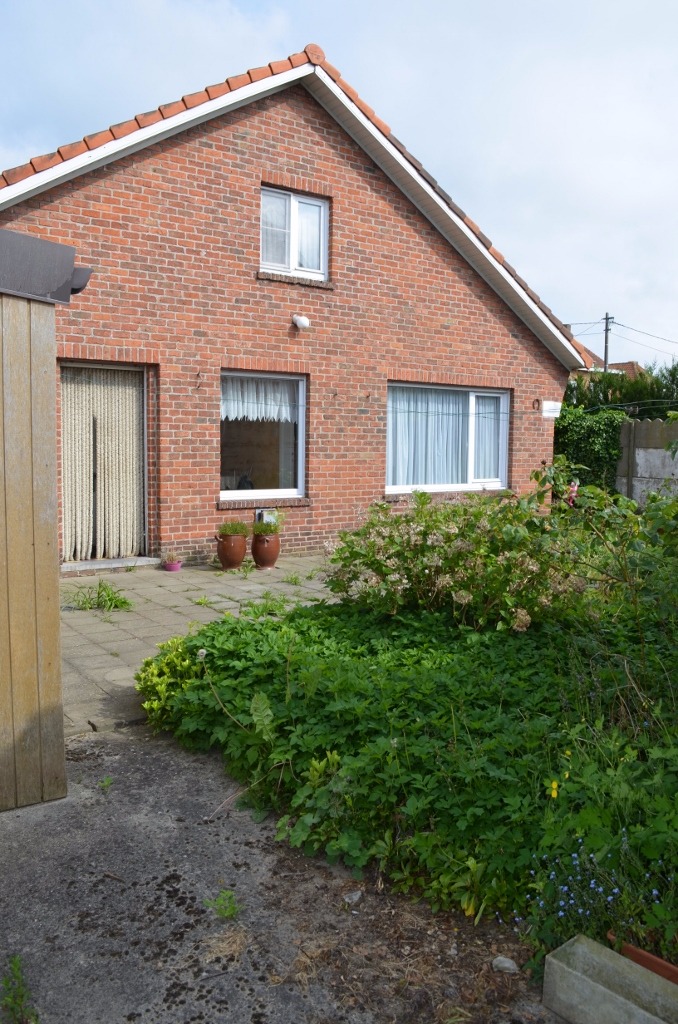 Te renoveren woning met garage nabij centrum Maldegem 