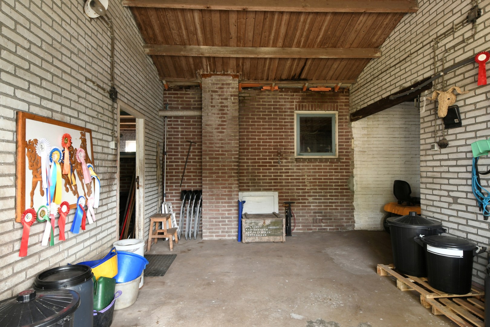 Vrijstaand woonhuis met inpandige garage, stal met 2 paardenboxen, vrijstaande inloopstal en verlichte zandpaddock met longeercirkel op een perceel van ruim 18.500 m2. Ideaal voor paardenliefhebbers. 