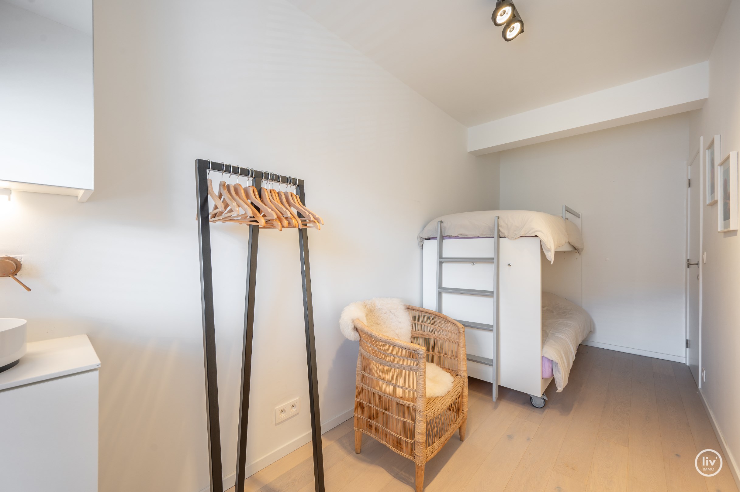 Modern en stijlvol gerenoveerd appartement in hartje Knokke. 