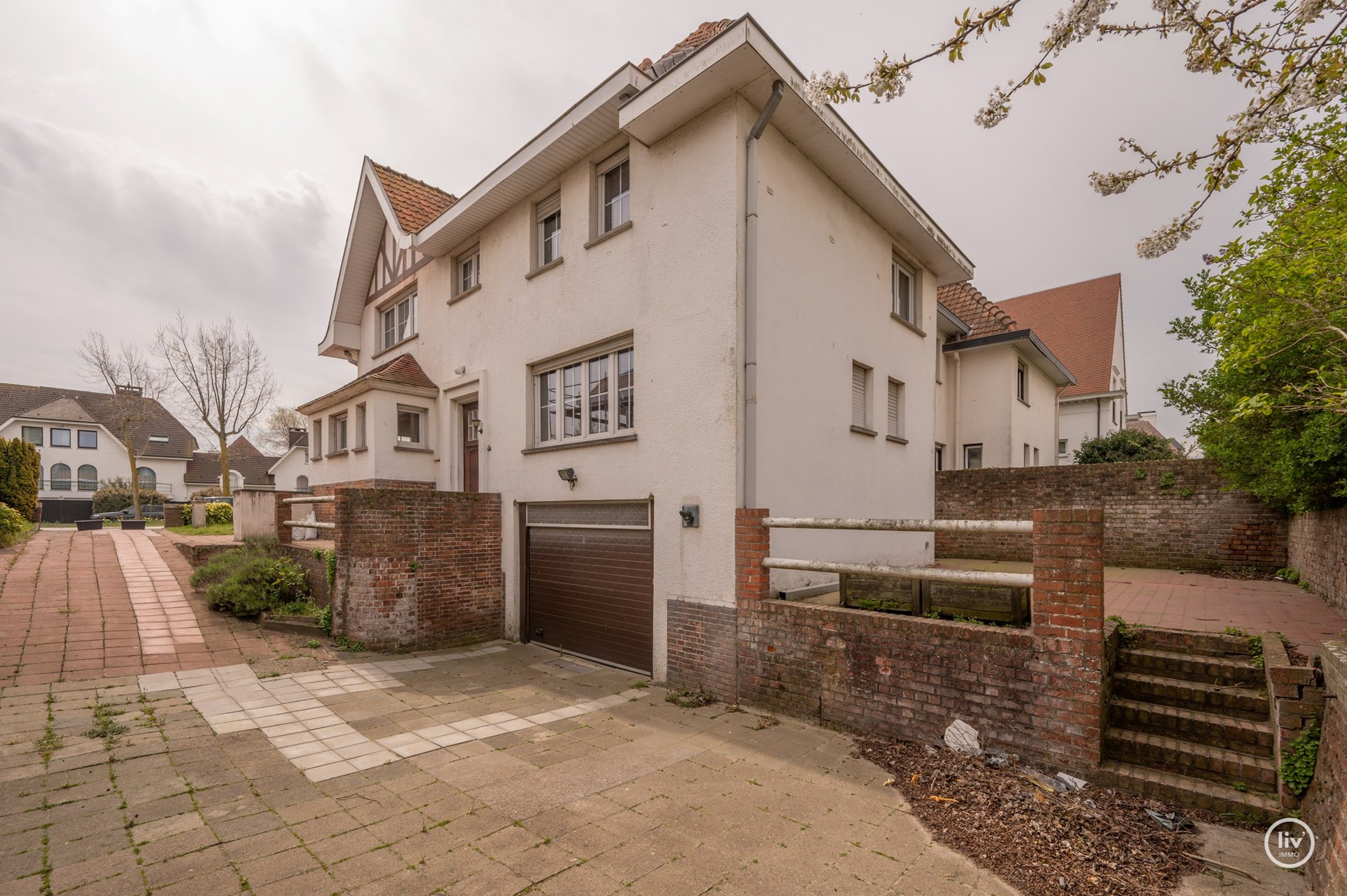 Charmante te renoveren koppelvilla op toplocatie in Knokke, langs de prestigieuze Elizabetlaan en op wandelafstand van strand en casino (met inpandige garagebox) . 