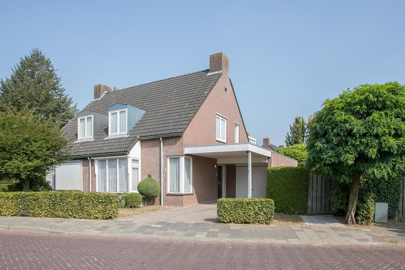 Halfvrijstaande woning met garage/carport gelegen op 275 m2 aan de Prs. Marijkestraat 7 te Bergeijk. 