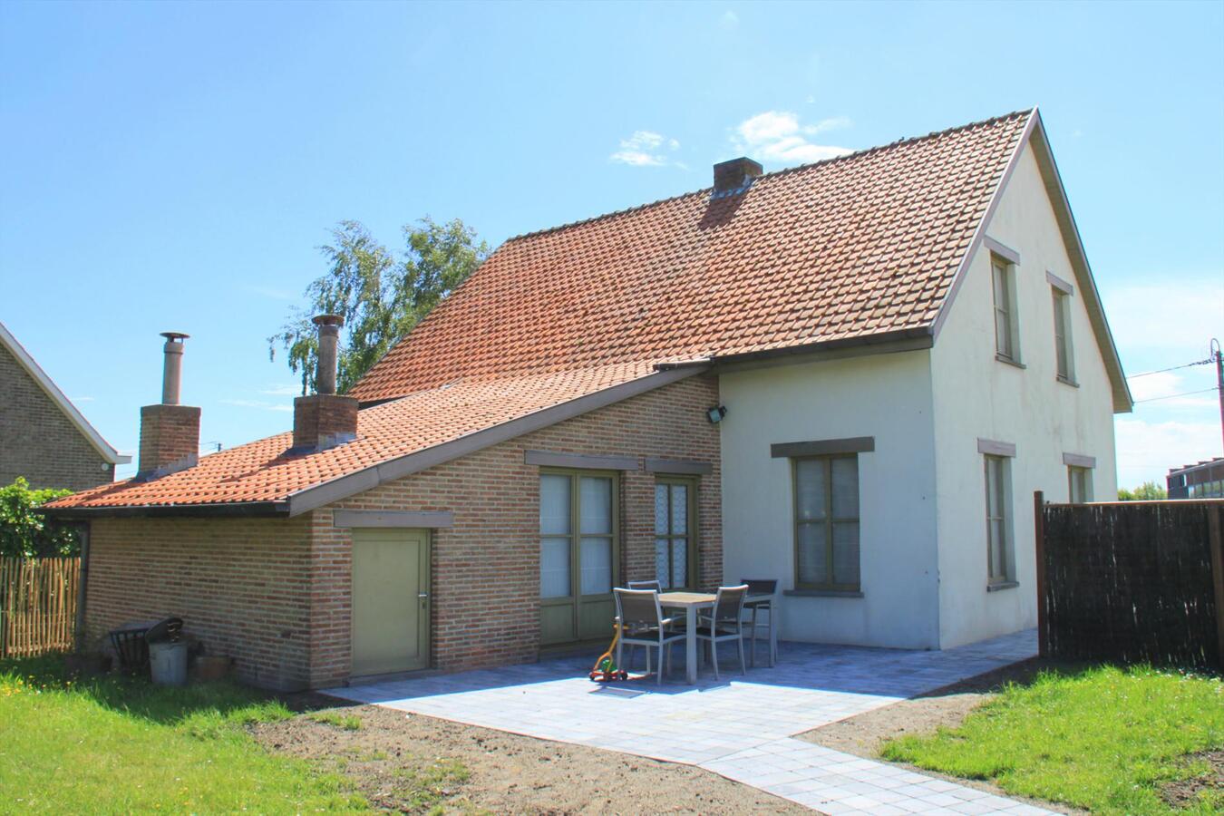 Charmante woning met tuin, garage en carport te Zuienkerke 