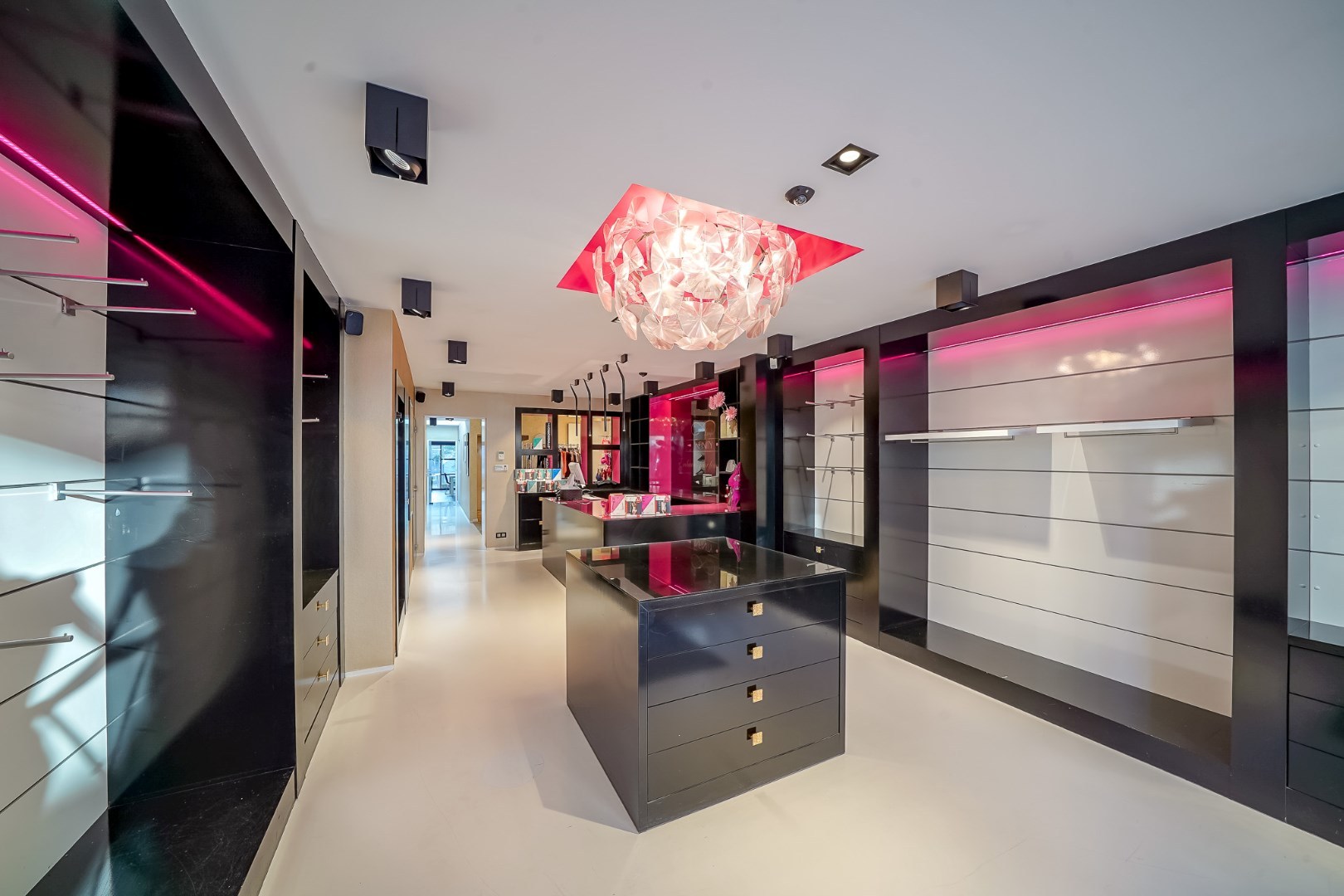 Ruime eengezinswoning in centrum Oudenburg met handelsruimte op gelijkvloers. 