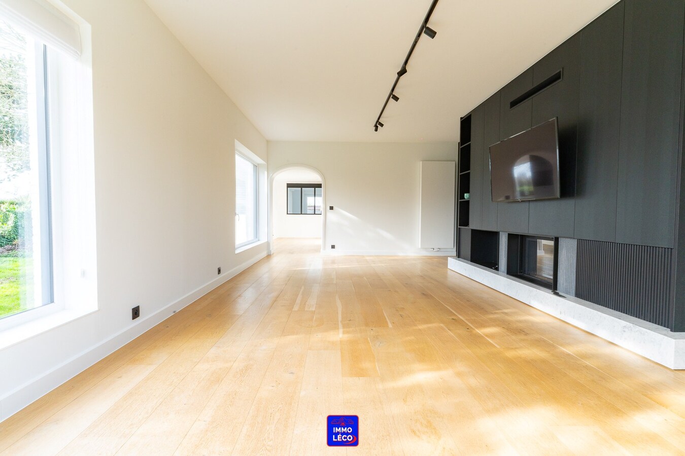 Villa "Semi Plain-Pied" érigée sur 1600m², grand parking, garage, jardin, COUP DE COEUR ! 