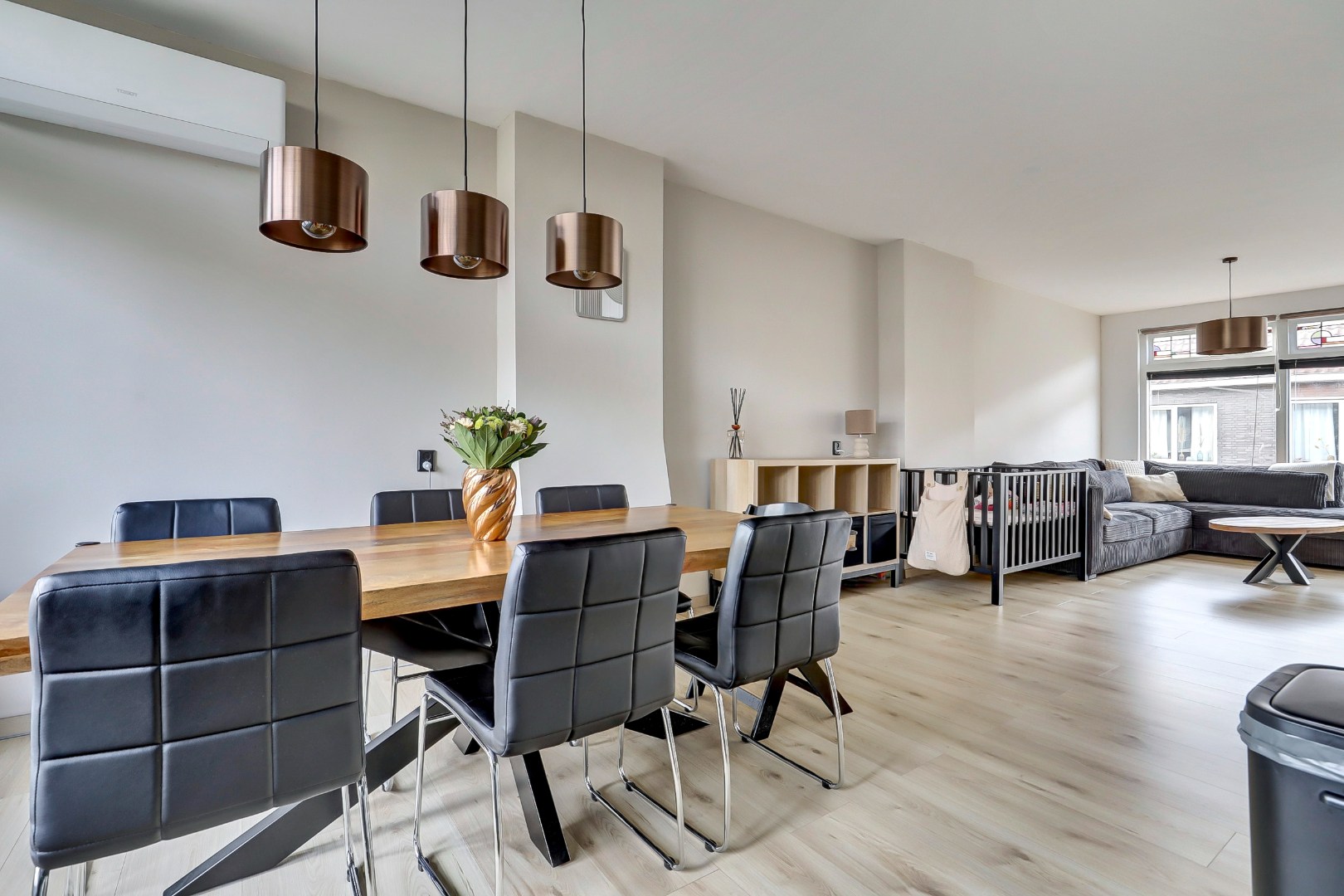 Ruime dubbele bovenwoning met drie slaapkamers, berging en de mogelijkheid tot het realiseren van een extra vierde slaapkamer. 