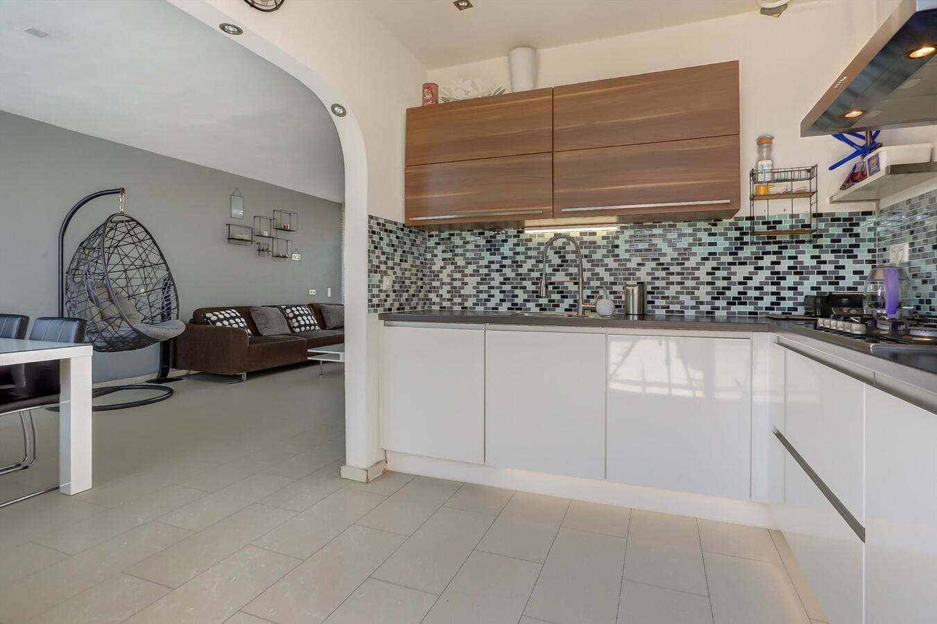 Tussenwoning met 4 slaapkamers en ruime garage van 6 x 5 m! 