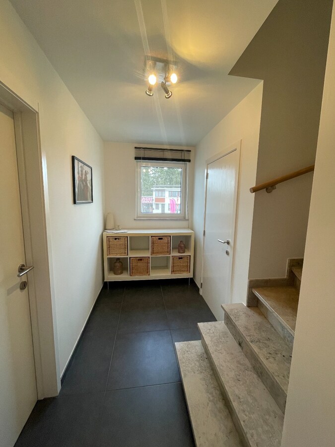 Verzorgde bel-etagewoning met 3 slpk, terras, patio  en garage nabij het centrum van As. 