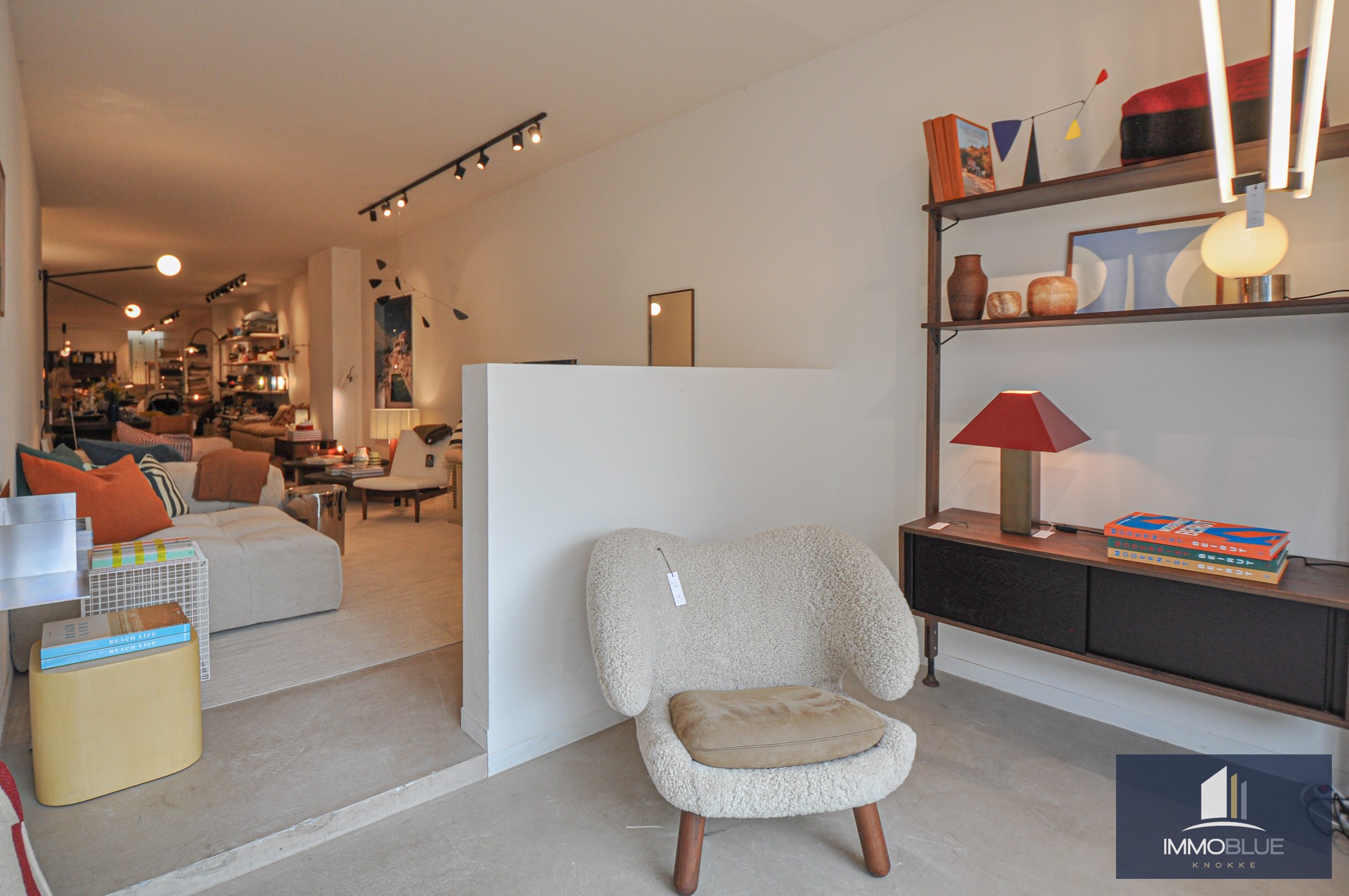 Grand local commercial avec garage intérieur situé au Zoute. 