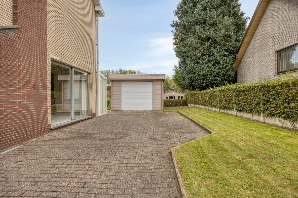 Halfopen bebouwing met 3 ruime slaapkamers. 