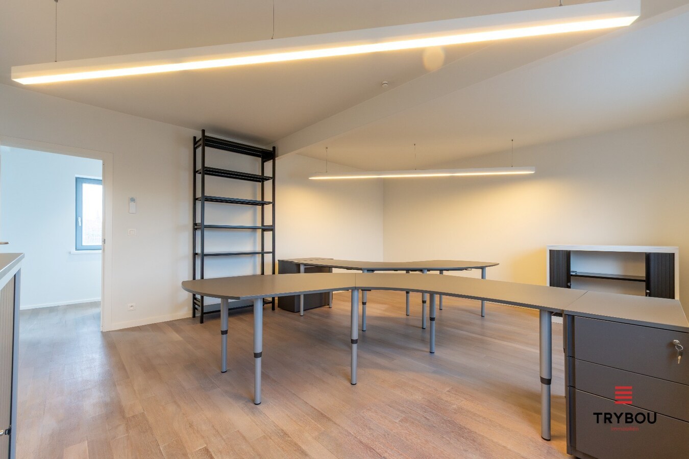 Groot kantoorgebouw op toplocatie te Ieper 