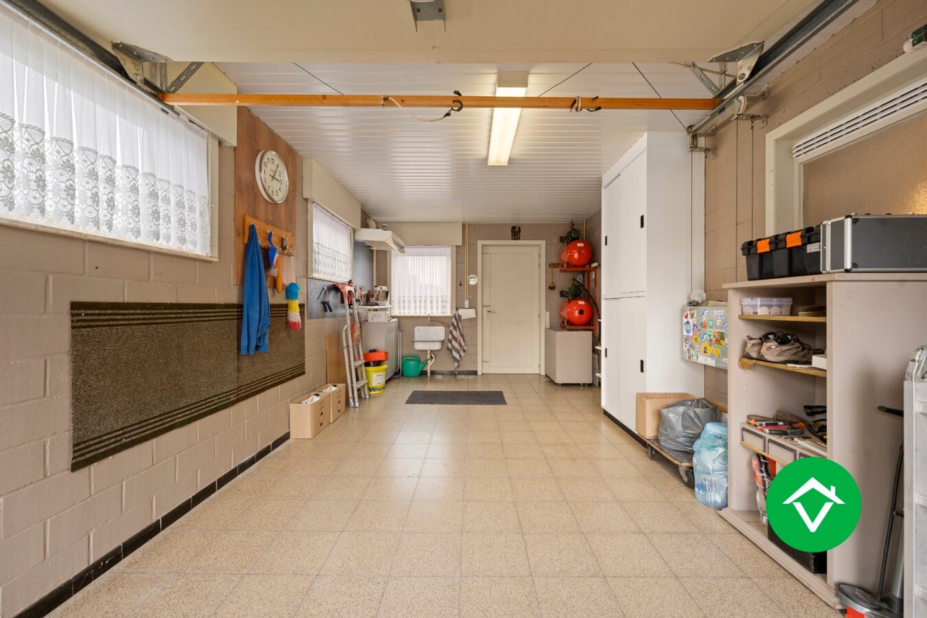 Kloeke woning met 4 slaapkamers in een woonwijk te Ichtegem. 