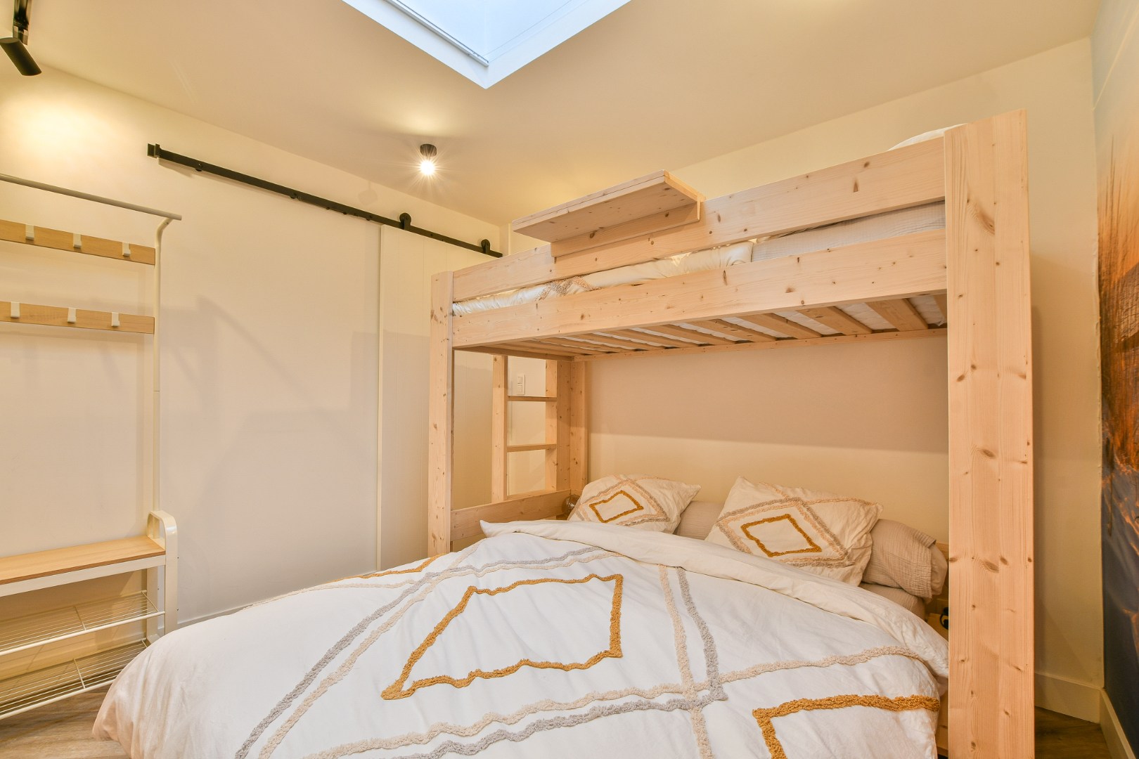 Volledig vernieuwd appartement te koop - achterkant zeedijk Wenduine! 
