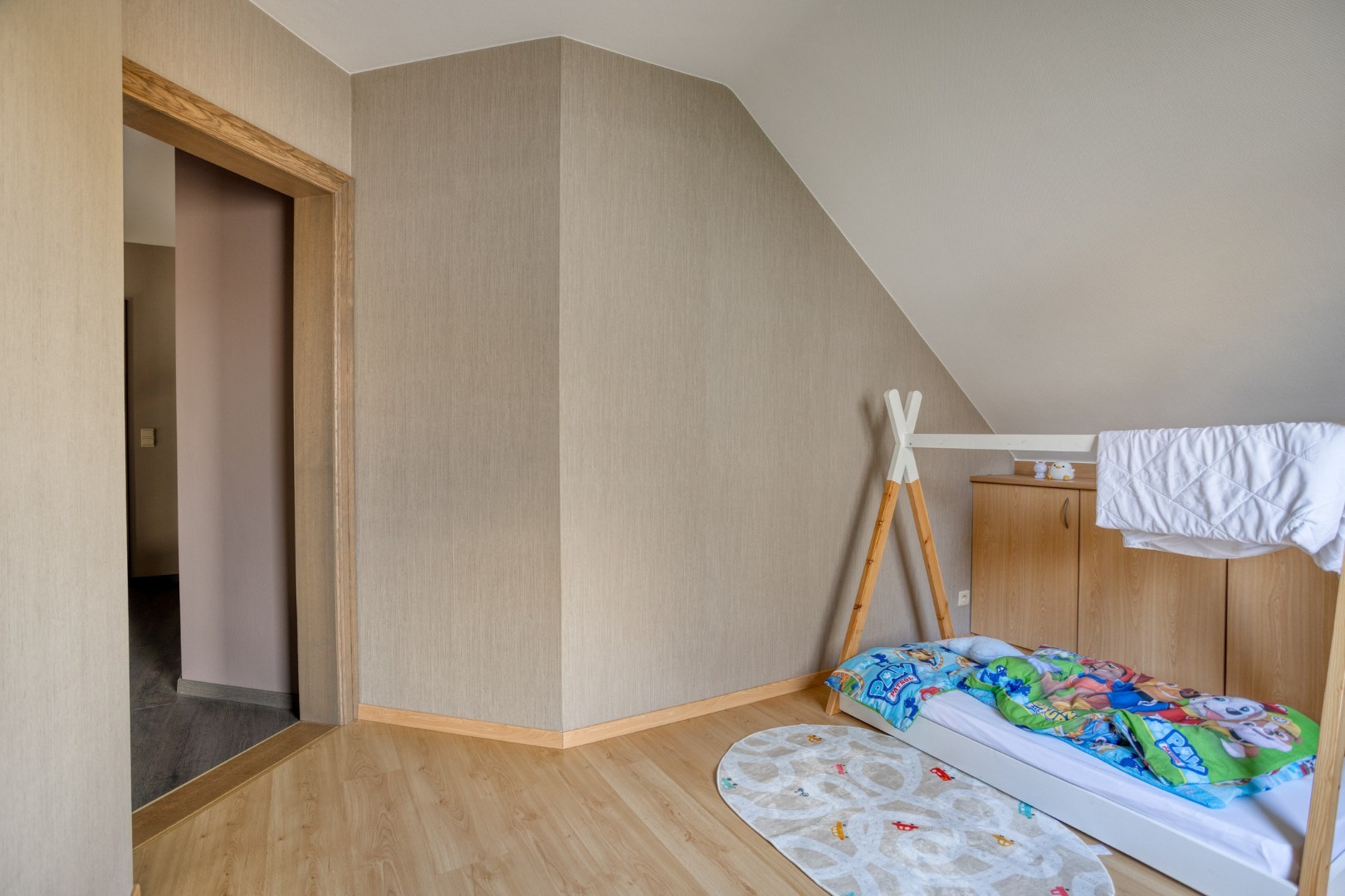 Slaapkamer 3 met doorgang nachthal