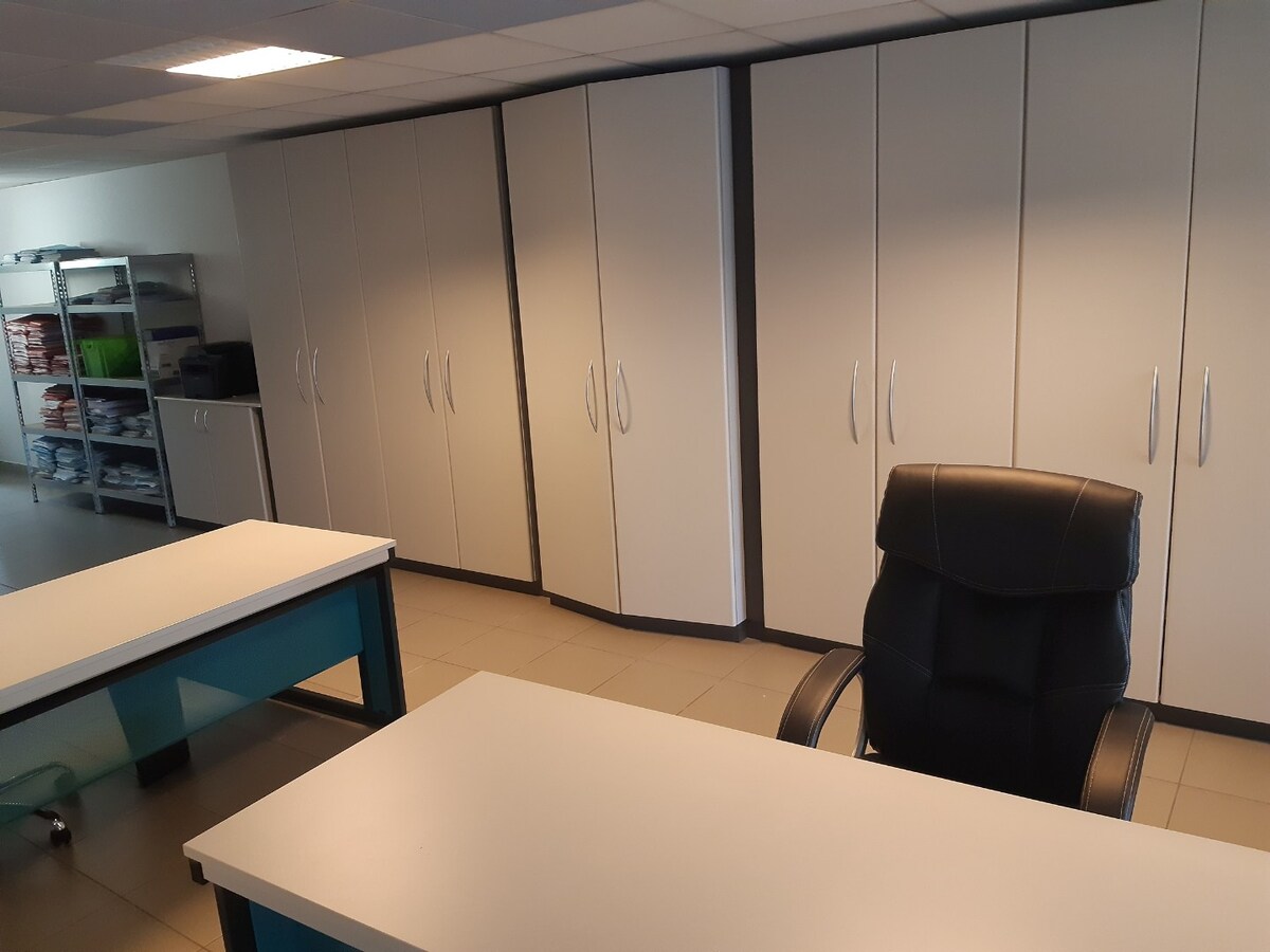 Ruim en instapklaar kantoor met parking; 