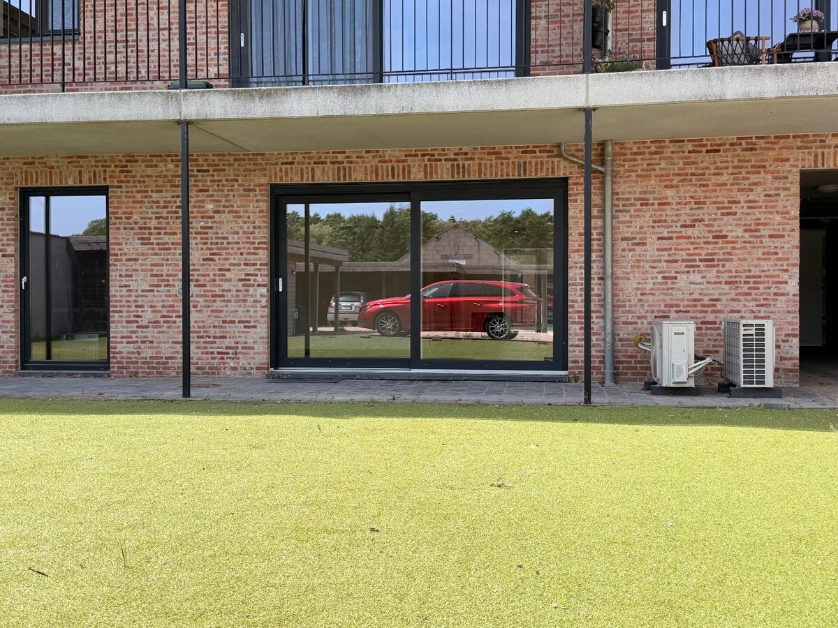 Unieke instapklare kantoor-, praktijk- of handelsruimte in het centrum van Sint-Katelijne-Waver met parkeerplaats (EPC A)! 