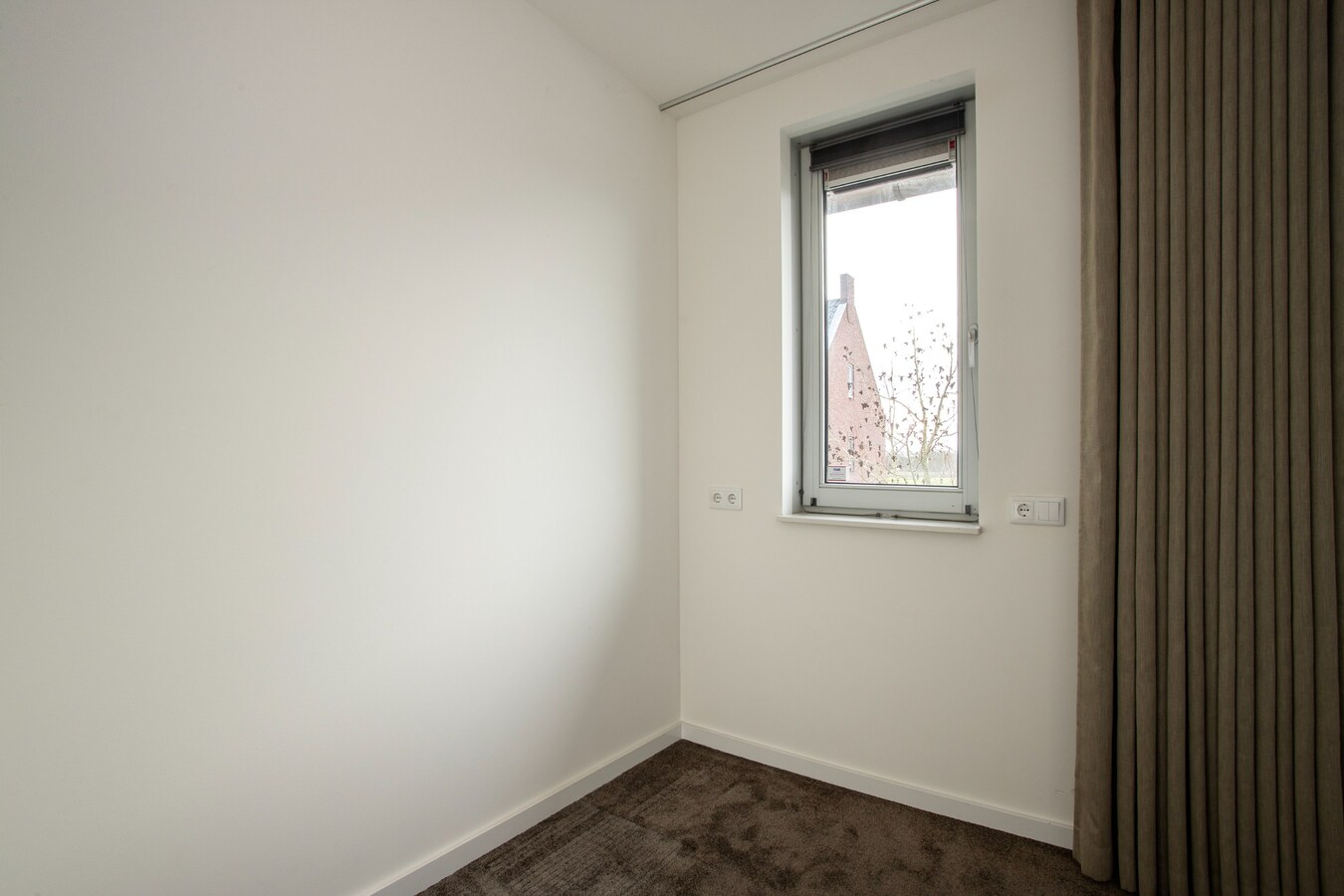 Moderne hoekwoning uit 2016 gelegen in een jonge en kindvriendelijke woonwijk in Lage Mierde. 