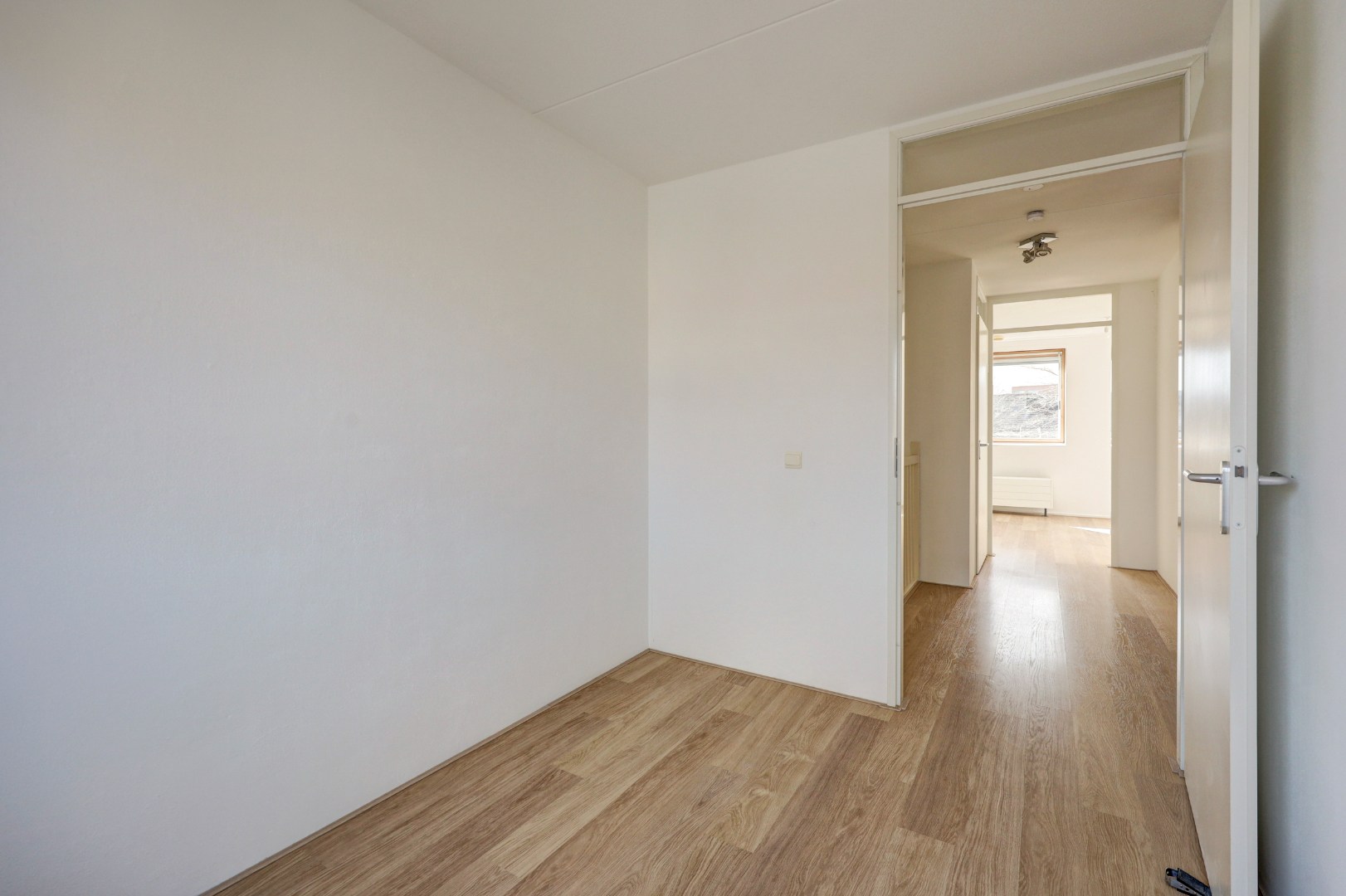 Energiezuinige (A-label) en instapklare 6-kamer tussenwoning met lichte woonkamer, moderne keuken, vijf slaapkamers, zonnige onderhoudsvriendelijke tuin met achterom en gelegen op eigen grond. 