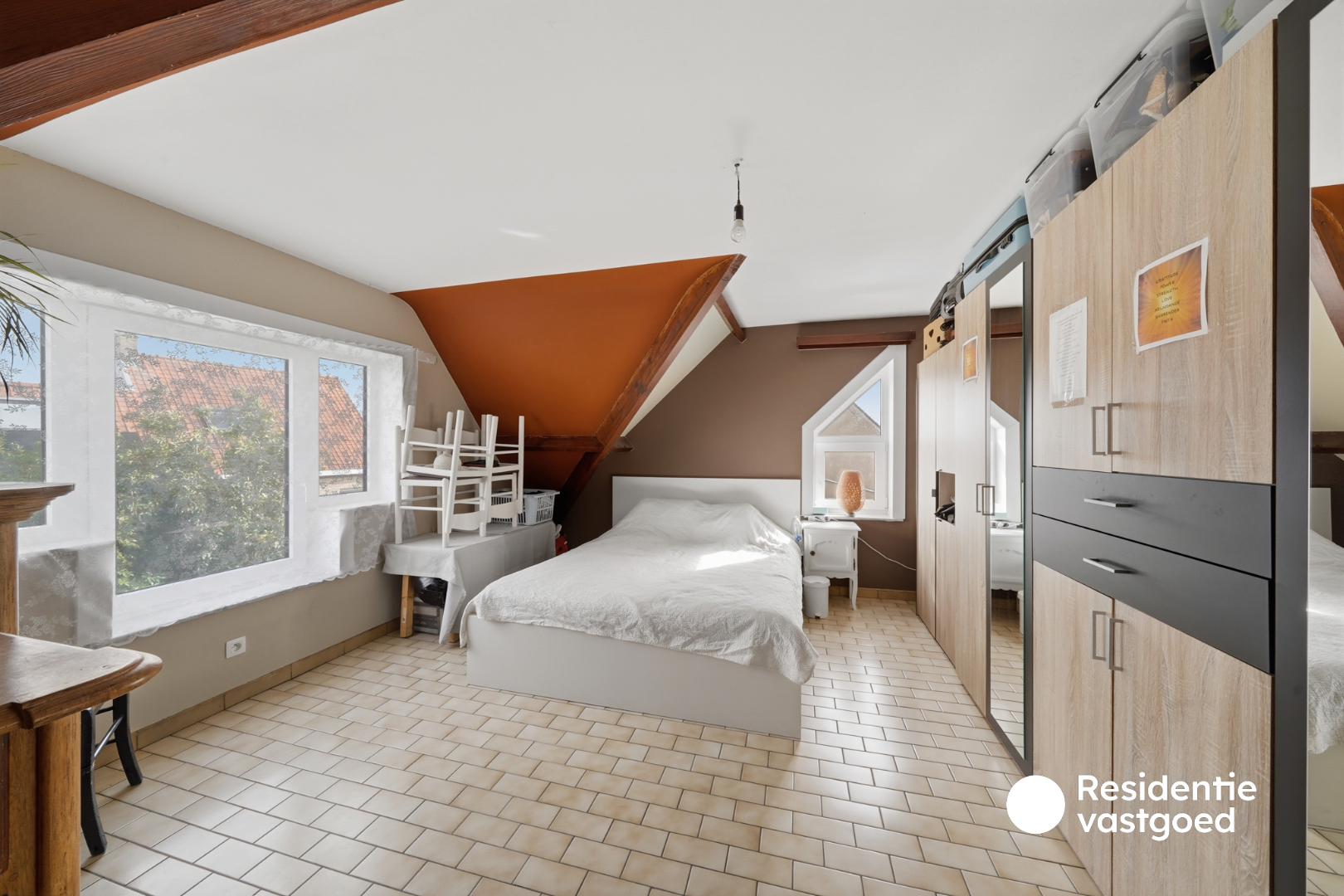 Opbrengsteigendom met 3 appartementen, garage en zonnig terras 