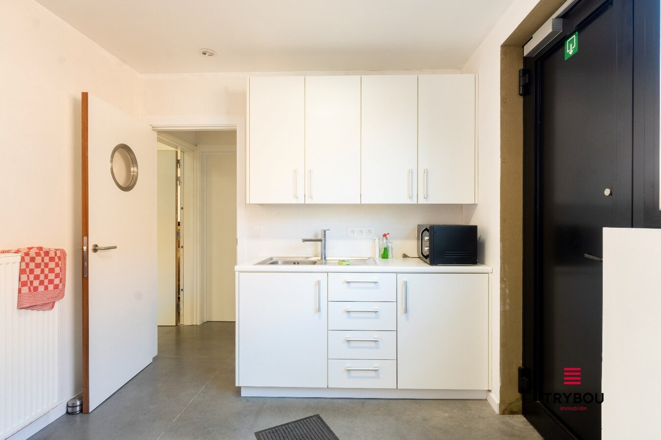 Commercieel pand met woonmogelijkheden op uitstekende ligging 