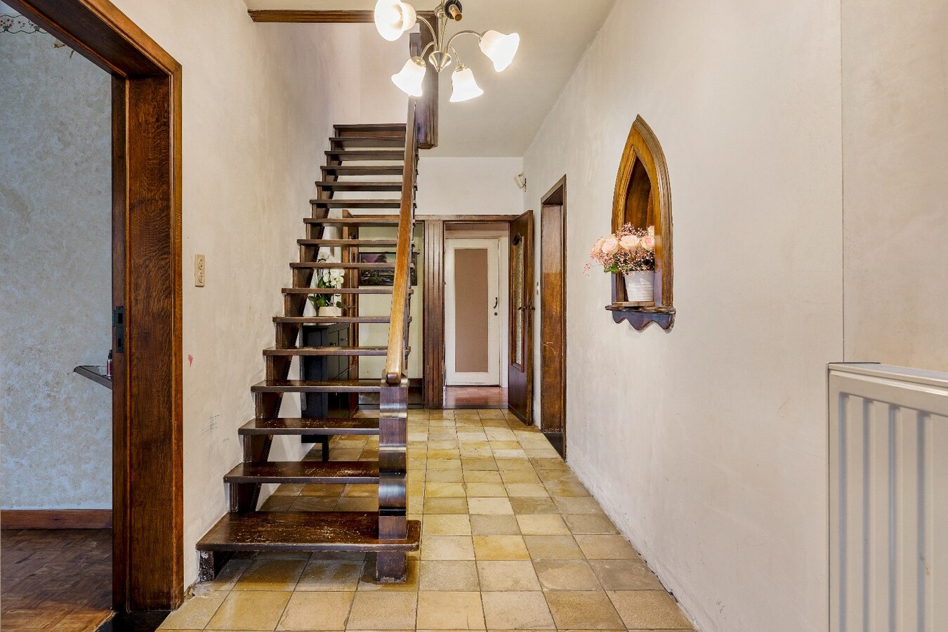 Op te knappen karakteristieke hoekwoning, 4 slpk, (EPC-label C) gelegen aan het Haspengouwse landschap. 