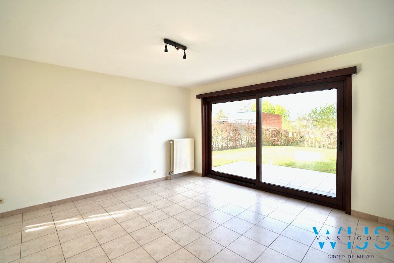 Instapklaar woonhuis in woonwijk te Eeklo! 