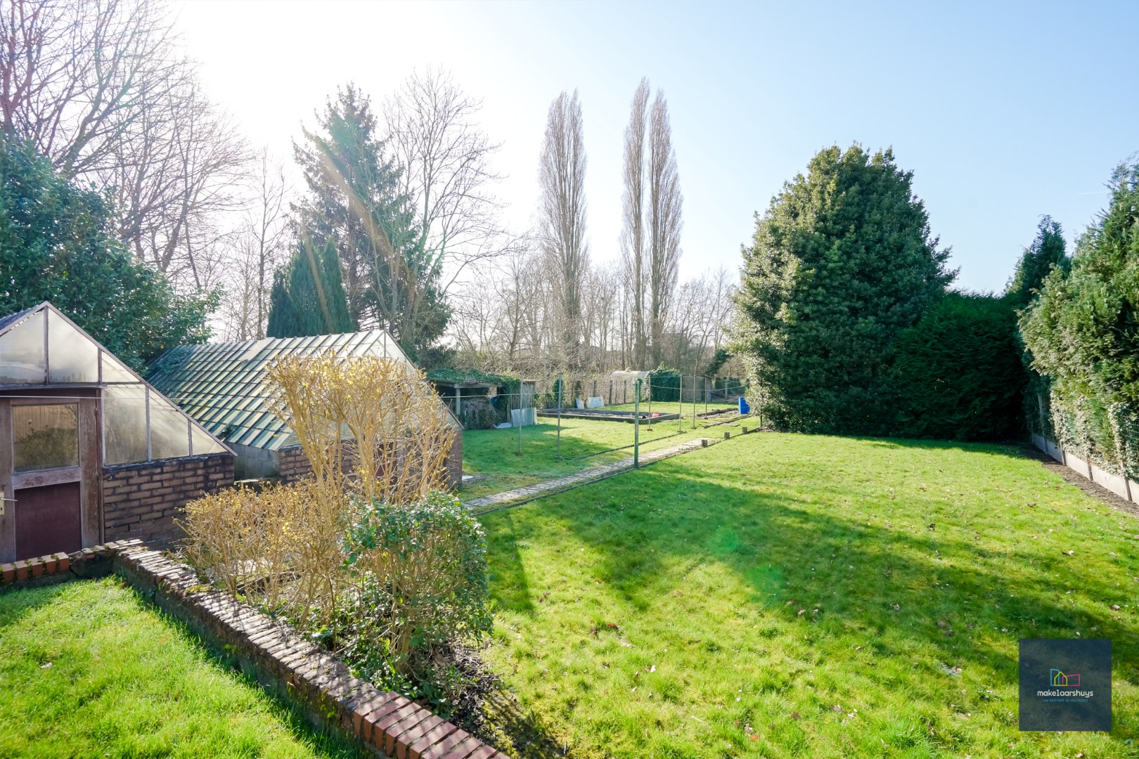 Ruime bungalow met garage op 1980m² grond 