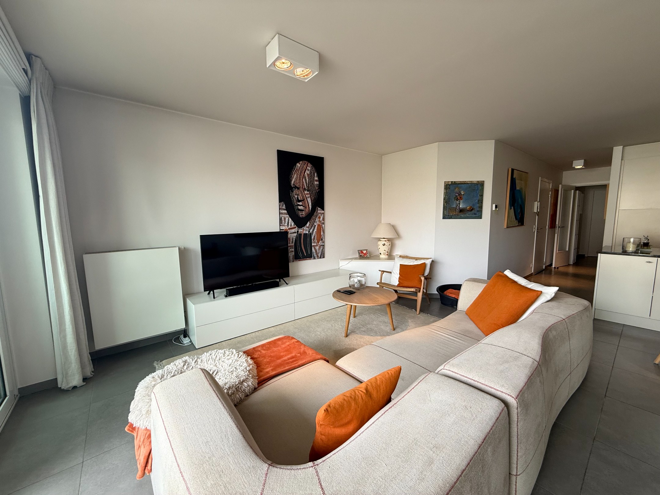 Heel goed gelegen en netjes onderhouden appartement met een open zicht en 2 slaapkamers gelegen in de Koningslaan, vlakbij de Zeedijk. 