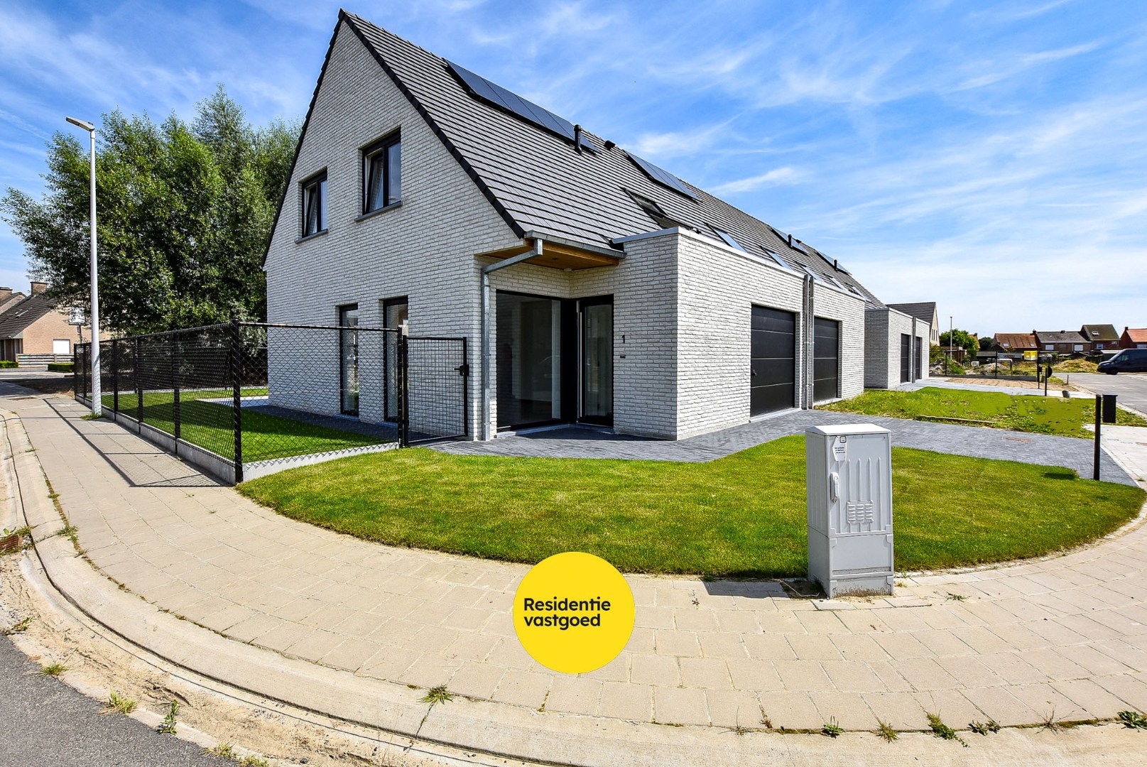 Ruime energiezuinige recente halfopen bebouwing  (2024) met inpandige garage op 258m² gelegen te Houthulst. 