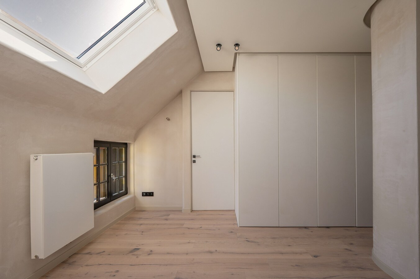 Volledig gerenoveerde stadswoning met dubbele gevelbreedte, inpandige garage en zonnige tuin 
