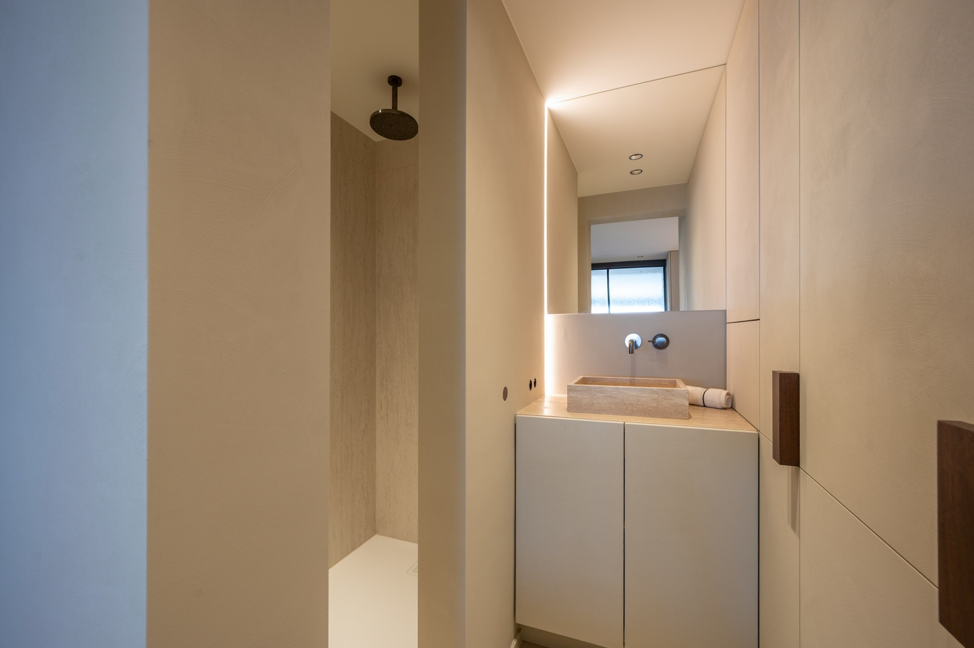 Prachtig gerenoveerd en instapklaar appartement met 3 slaapkamers en frontaal zeezicht, gelegen in een prestigieuze residentie op de zeedijk in het Zoute. 