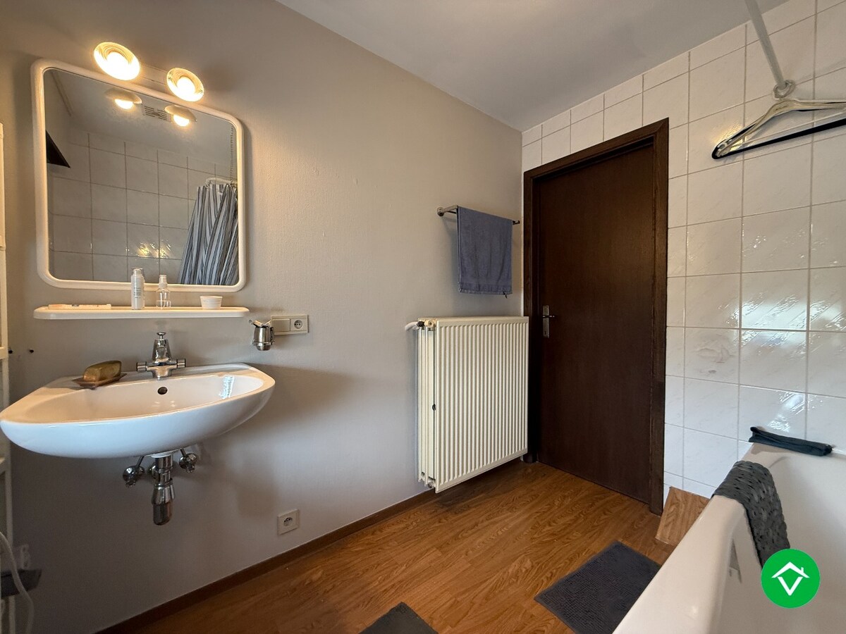 Alleenstaande woning met 5 slaapkamers, tuin en garage/loods te Roeselare 