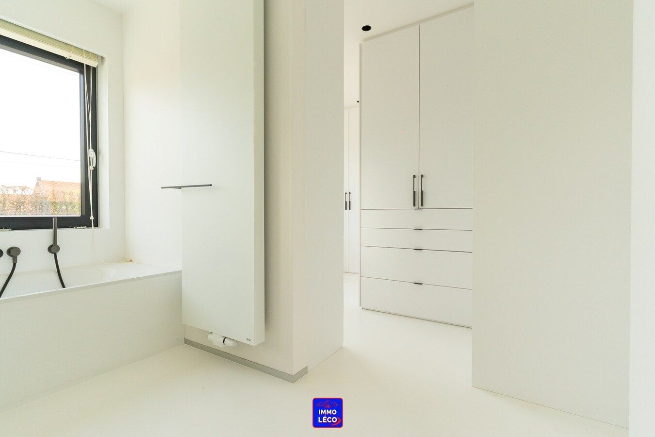 Villa "Semi Plain-Pied" érigée sur 1600m², grand parking, garage, jardin, COUP DE COEUR ! 