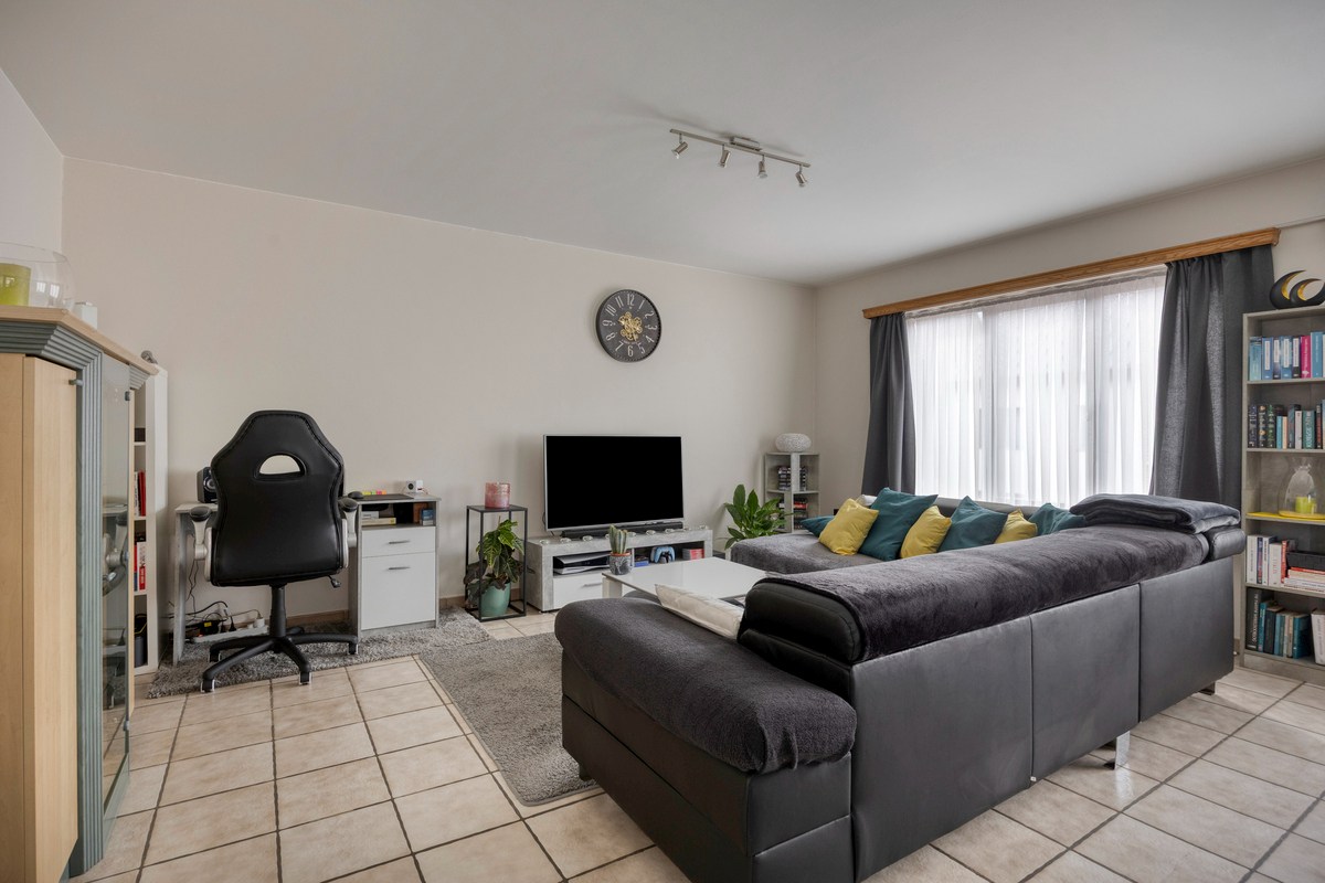 Opbrengsteigendom met 3 appartementen en 7 garages 