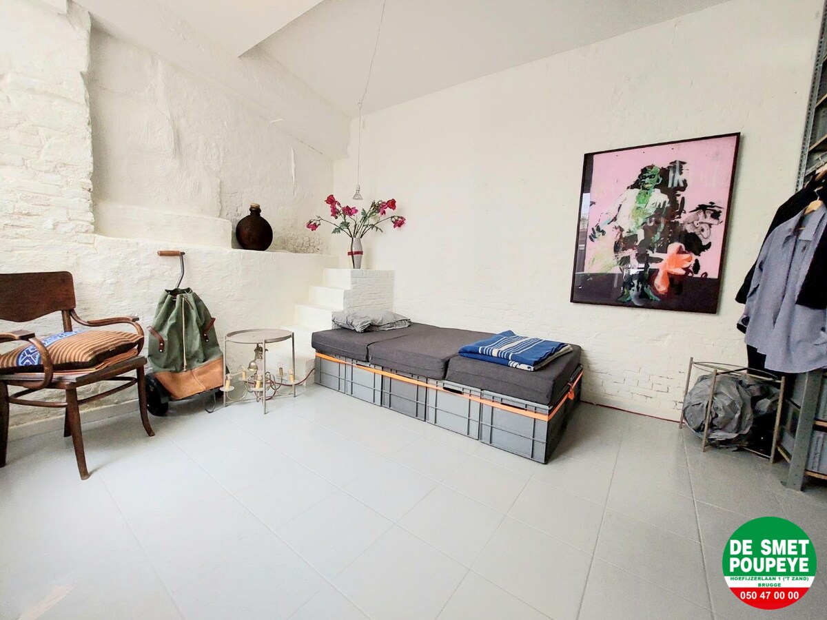 Commerciële winkelruimte met bovenliggend appartement 