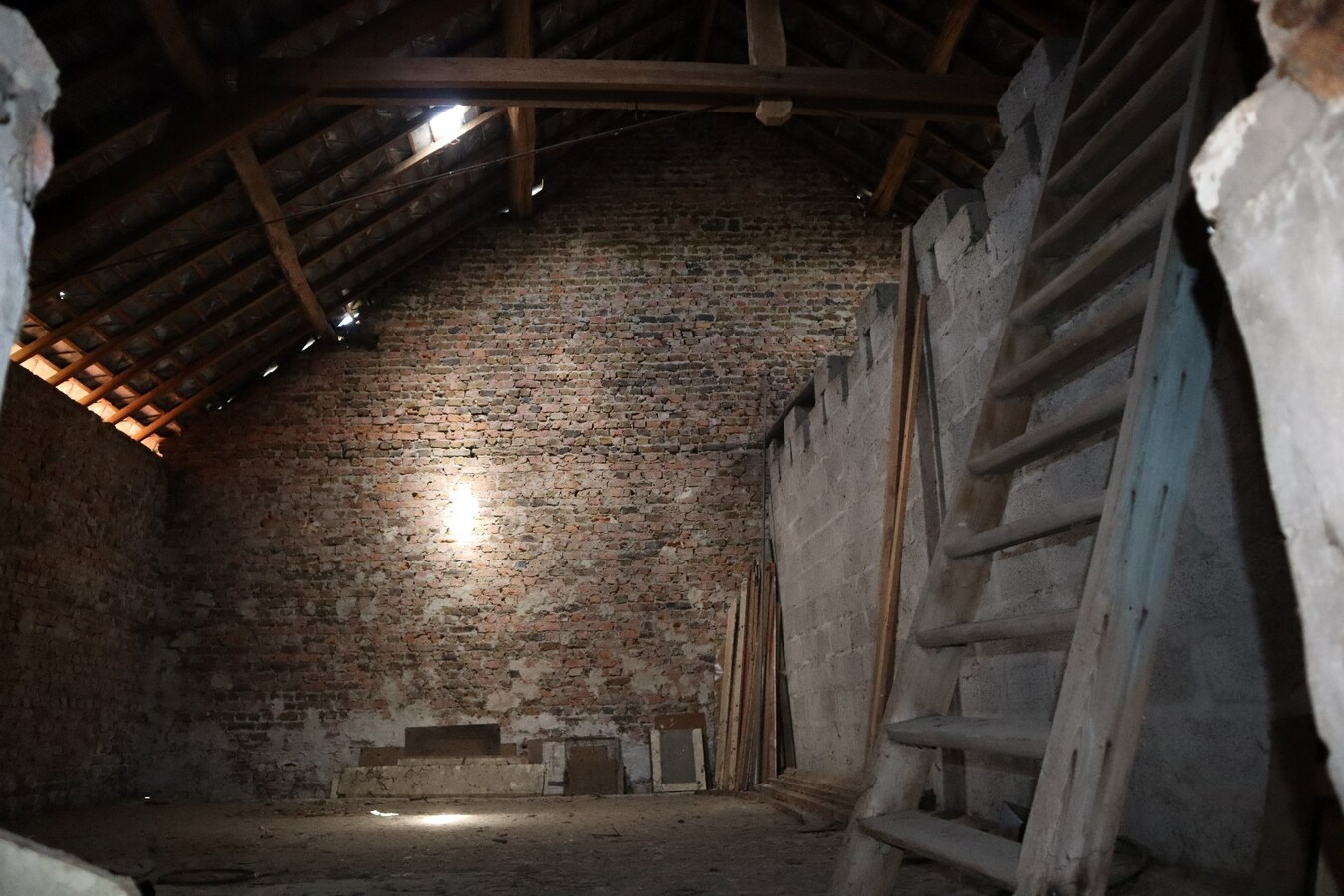 Ruime te renoveren hoeve met schuur en opslagplaatsen + mogelijkheid voor projectgrond 