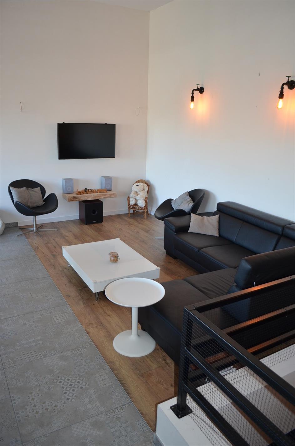 Magazijn (+/- 650m²), nieuwbouw duplex loft en bureau op 921m² goed gelegen te Maldegem 