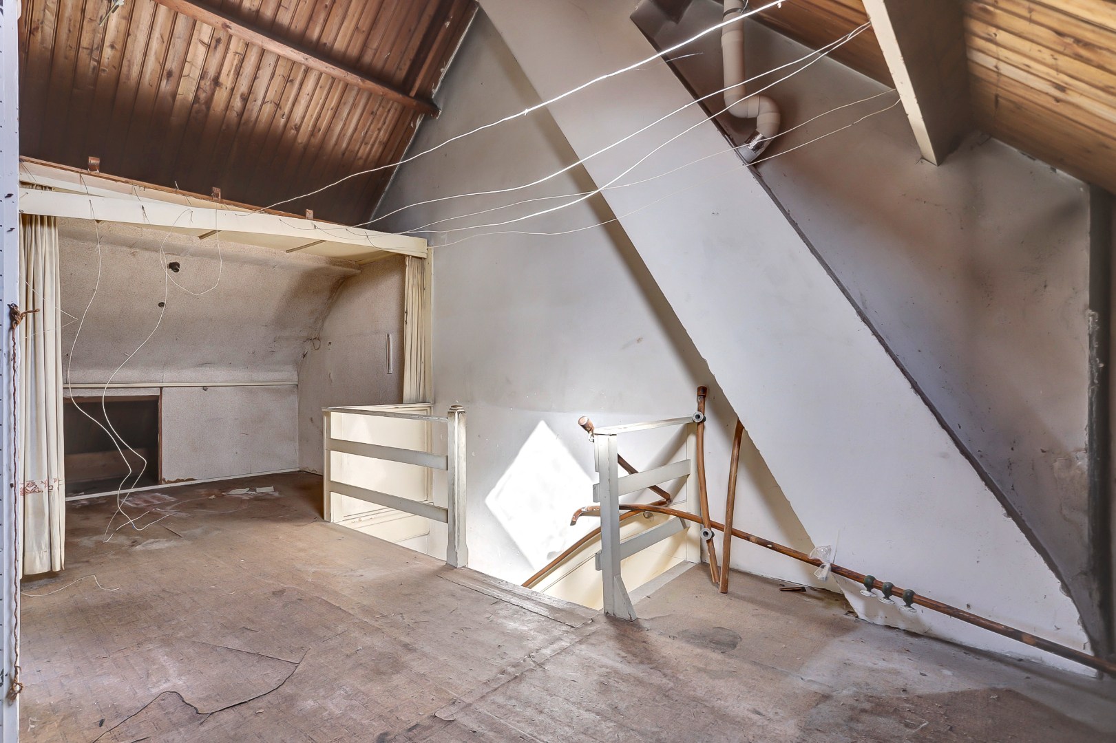 Unieke kans?! Zelf transformeren vanuit de vorige eeuw naar uw eigen hedendaagse smaak, dat kan met deze 5-kamer tussenwoning met 20m diepe tuin! 