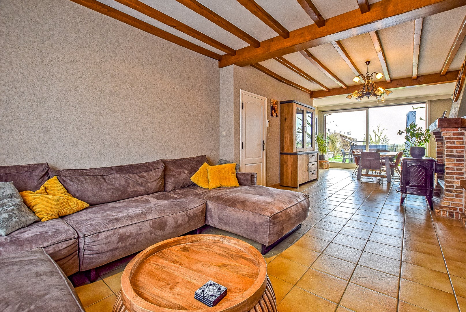 Ruime woning met prachtige verzichten, 5 slaapkamers en dubbele garage. 