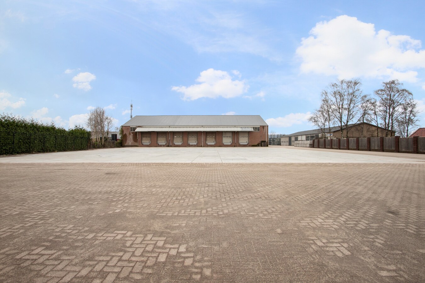 Te huur: “Opslag/overslaghal met buiten terrein”  aan de Rijt 31 te Luyksgestel, voorheen van KLG met buitenterrein. 