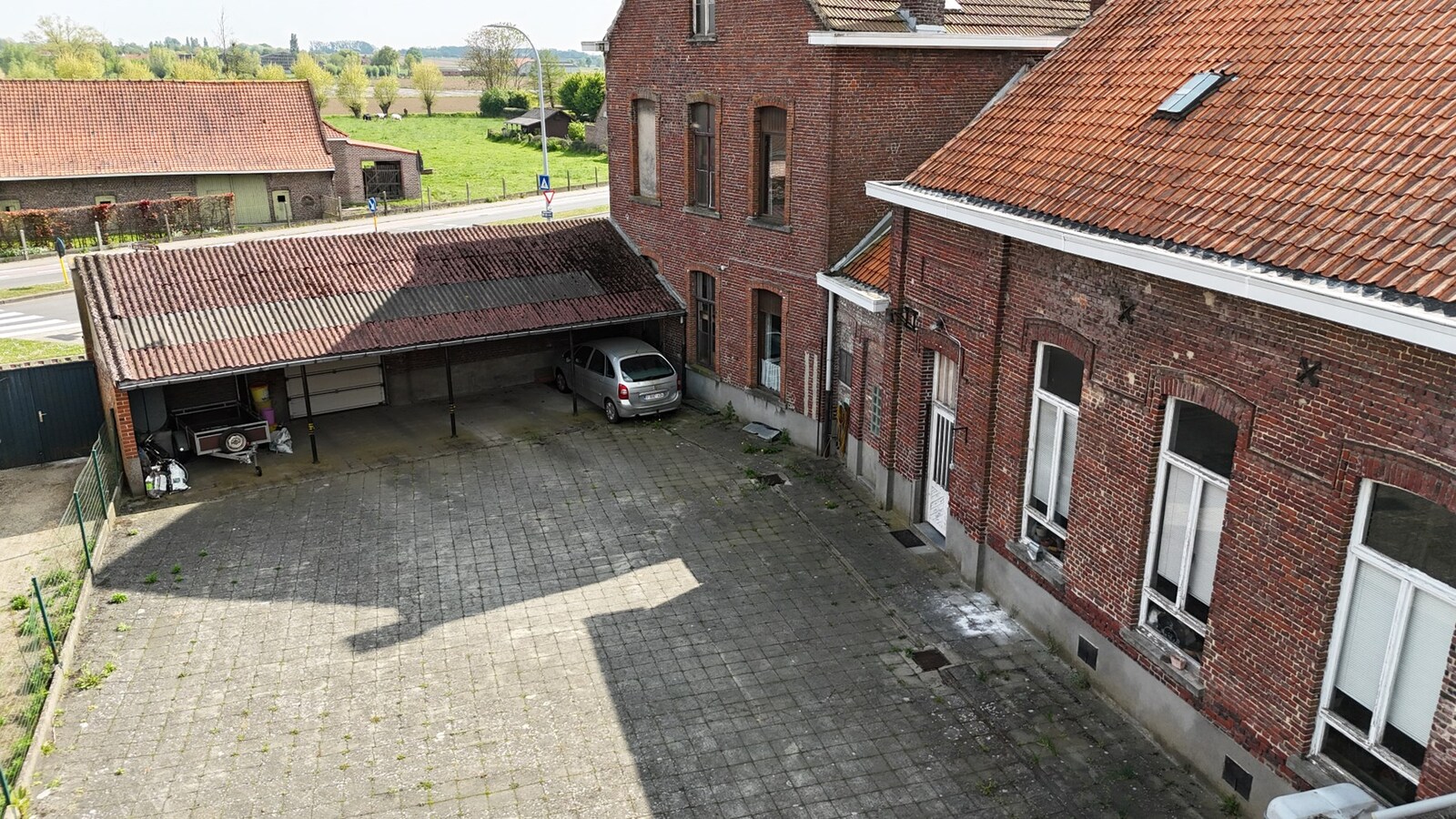 Grote eigendom met atelier. 