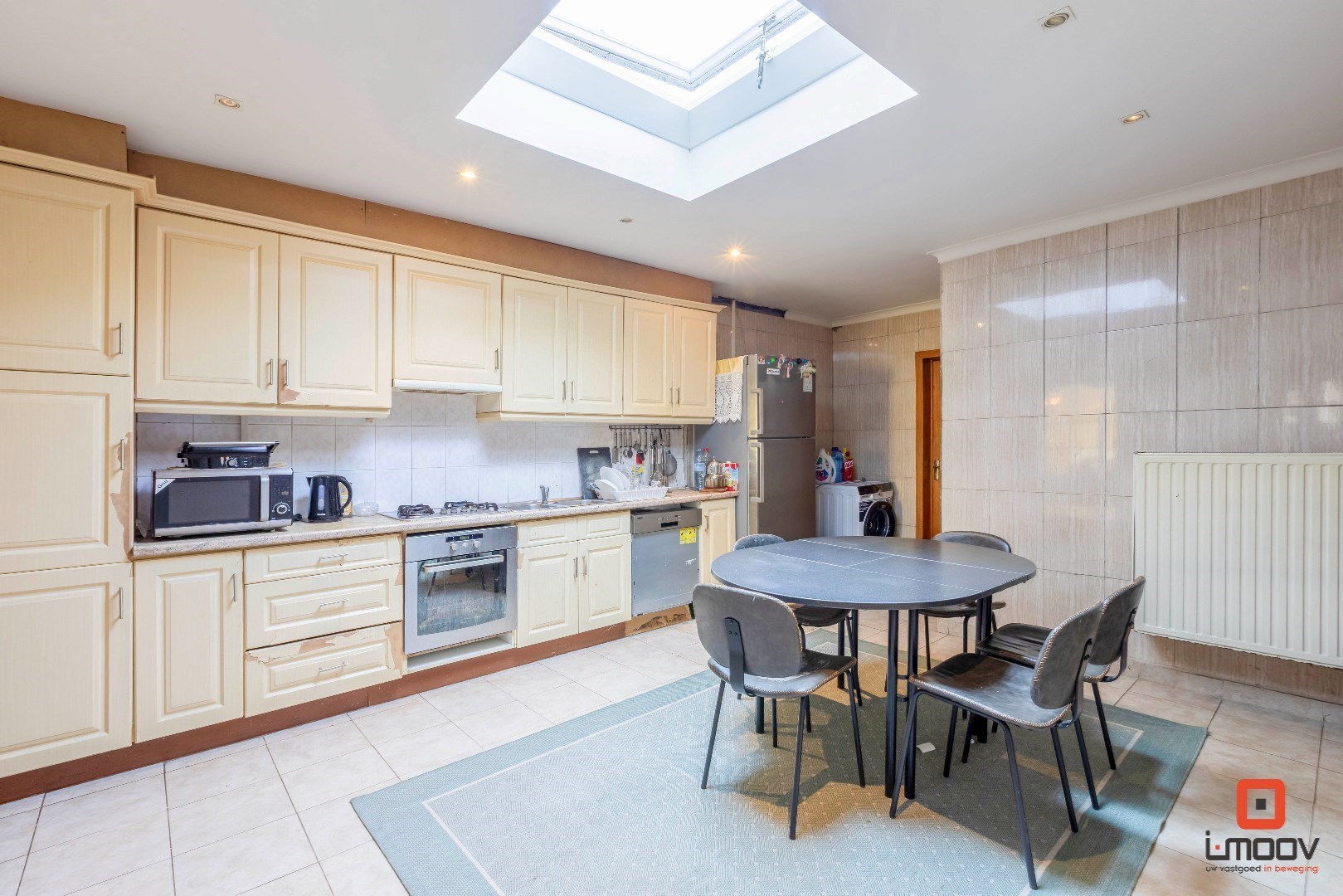 Rijwoning met 4 slaapkamers en koer vlakbij het centrum van Sint-Amandsberg 