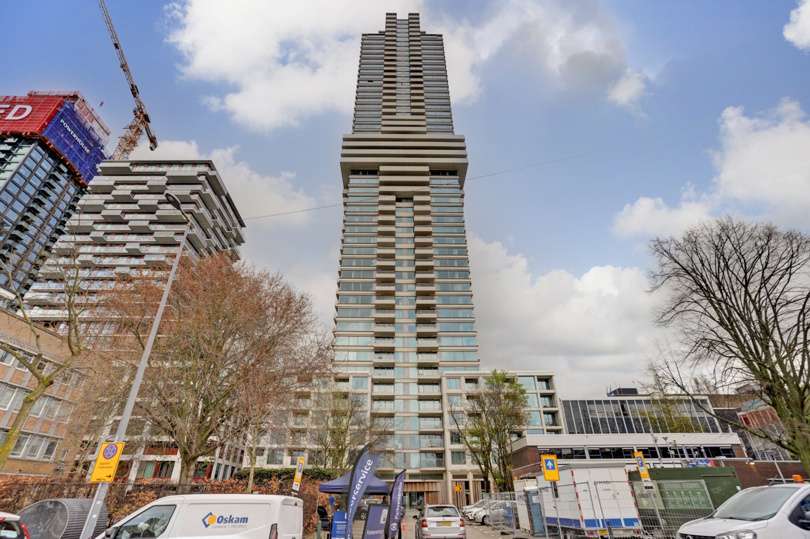 Ultiem luxe wonen in de iconische The CoolTower met spectaculair uitzicht, royaal terras (34 m²) en moderne afwerking in het bruisende hart van Rotterdam! 