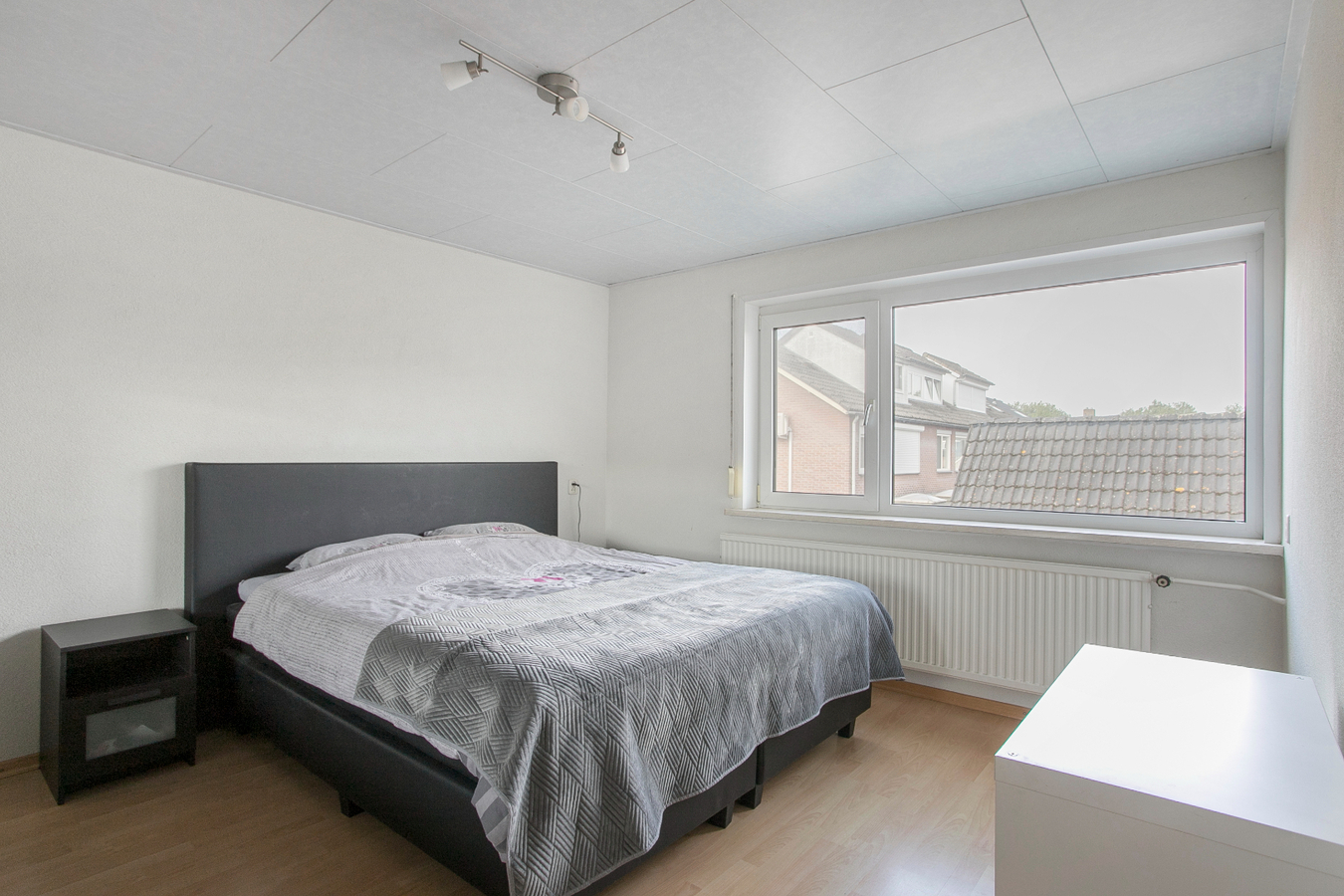 Eindwoning met berging, overkapping, ondergrond, erf, tuin- en verdere aanhorigheden. 