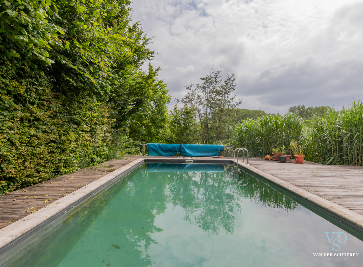 Authentieke herenwoning met atelier / bureau's. 