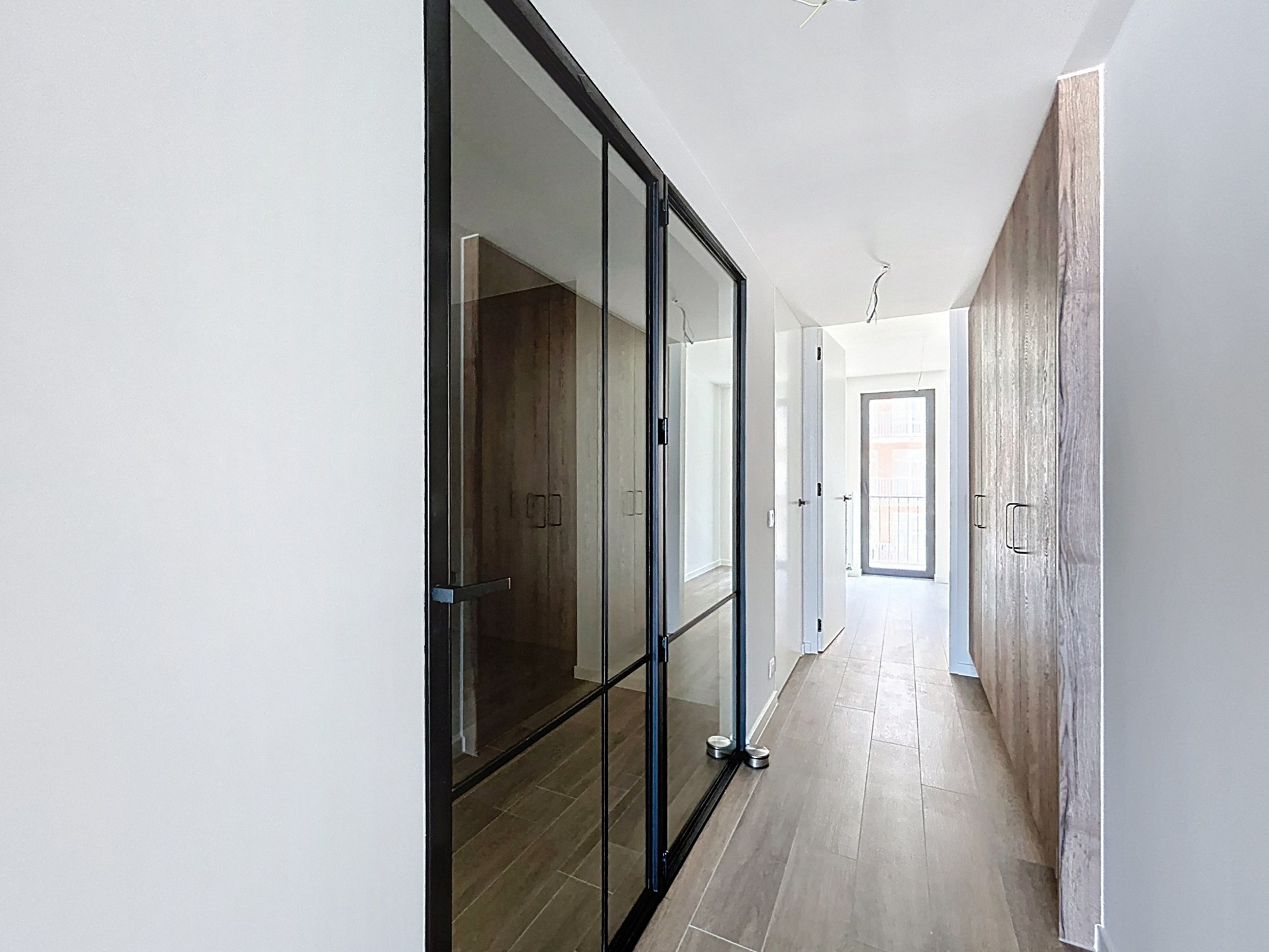 Appartement neuf haut de gamme au deuxième étage avec une vue imprenable sur la mer à vendre. 