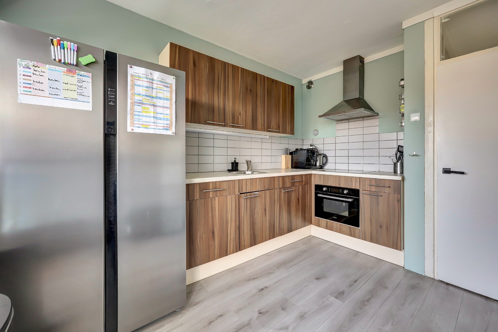 Dit lichte 4-kamer appartement op de 4e verdieping, met 3 slaapkamers, keurige keuken, balkon op het zuiden en berging in de onderbouw is gelegen in de populaire wijk "Ommoord". 