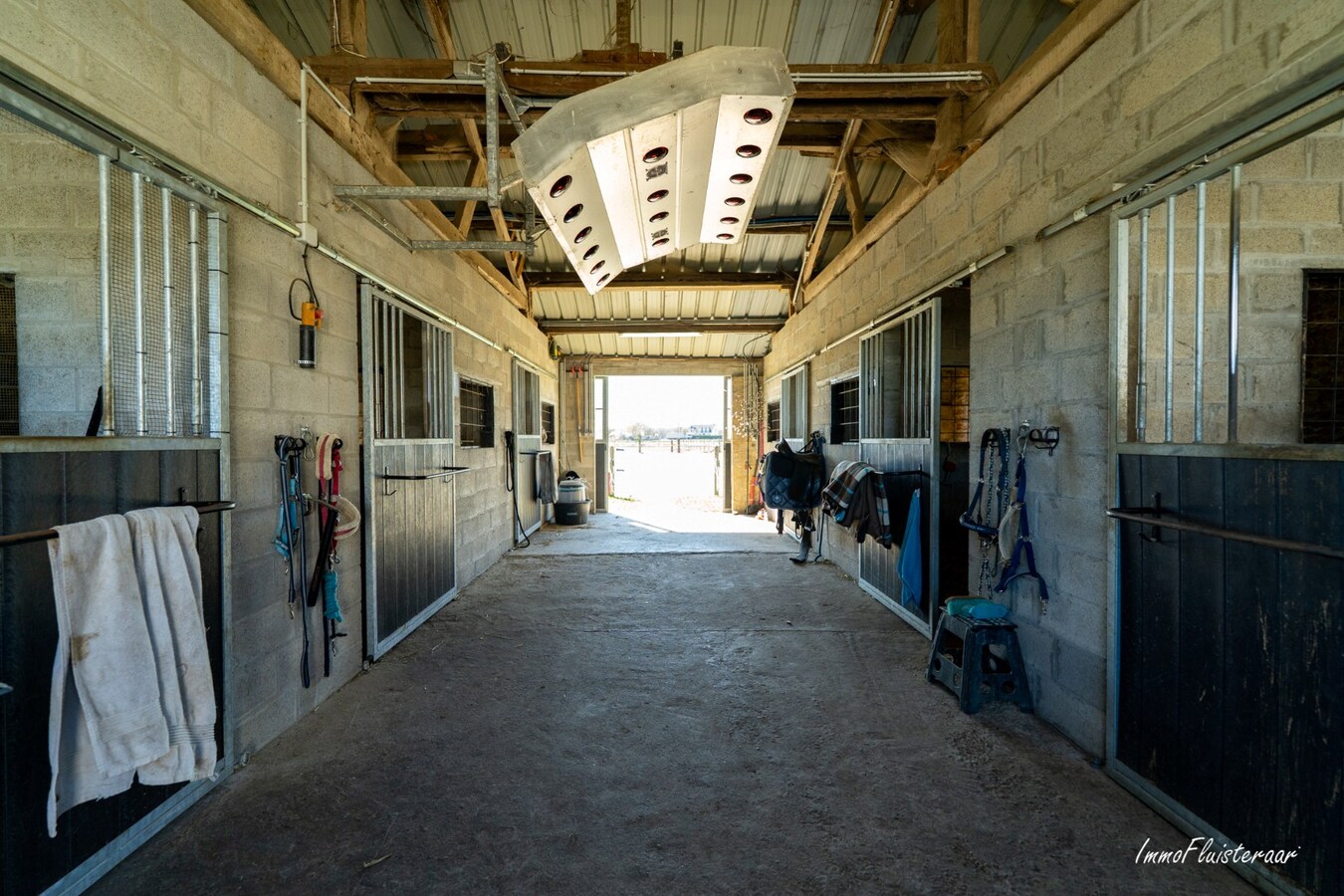 Recent gerenoveerde woning met paardenstallen en buitenpiste op ca. 12.370 m2  te Geel 