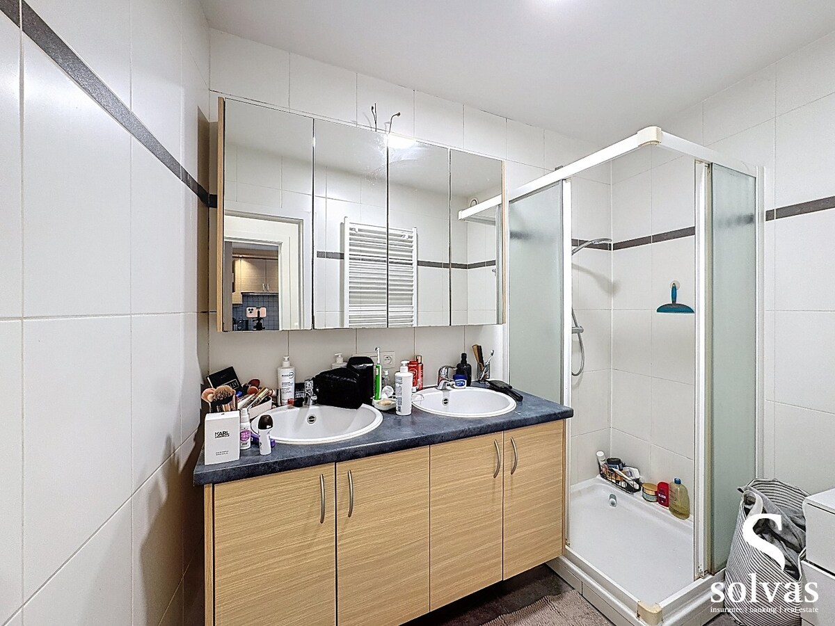 Lichtrijk appartement met terras en garage 